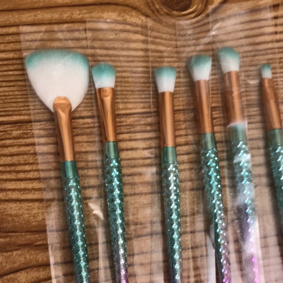 Mermaid tails colorful make up brushes bundle - Picture 3 of 6